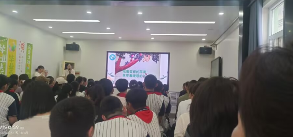 邯郸东门外小学毕业典礼老师讲述苹果的故事 邯郸东门外小学毕业典礼老师讲述苹果的故事