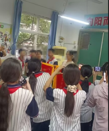 邯郸东门外小学家长为毕业老师赠送鲜花锦旗 邯郸东门外小学家长为毕业老师赠送鲜花锦旗