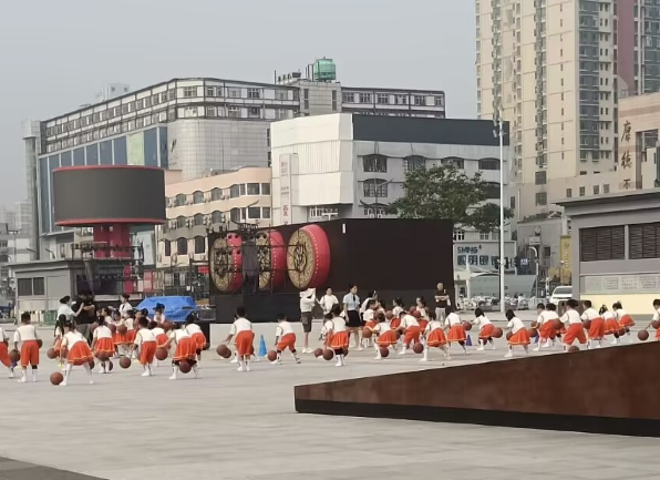 邯郸道历史文化街区广场实拍，小朋友集体练习篮球操现场