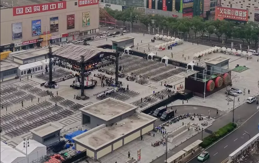 高空俯瞰邯郸道城南广场,BTF 格斗赛事赛场已搭建完成 高空俯瞰邯郸道城南广场,BTF 格斗赛事赛场已搭建完成