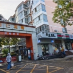 位于老妇幼医院对面的门市现出售，过户手续全包，门市月租为 3000 元