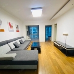 连城别苑有一套低楼层的小三居室急售。此房地暖已改造，房本满五年。有钥匙，随时可以看房