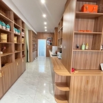 位于箭岭路光华苑大门口的头疗美容店现对外转让，可空转，机会难得，不容错过