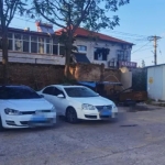 这里有一处空地待租，它紧邻大路，进出车极为便利