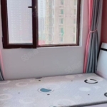 在国瑞瑞城，五室一厅一卫的电梯房，南北通透，呈现精装修风格