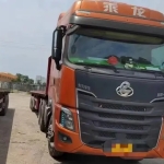 东风柳汽的乘龙 H7 牵引车，可牵引 40 吨货物，拥有 460 马力