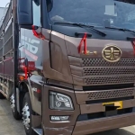 青岛解放 解放 JH6 型载货车，长度为 9.5 米，具备 460 马力