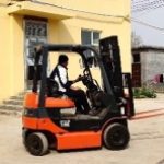 低价处理丰田叉车，是 2 吨的电动二手堆高车