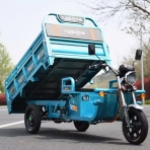 电动三轮车，具备拉货摆摊、家用农用功能，国标可上牌，为成人代步的载重王电瓶车