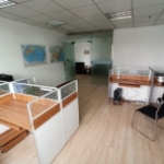 在德源大厦，家具空调一应俱全，拎包就能办公