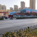 位于水厂路七贤小学旁的门市，一拖二形式出售