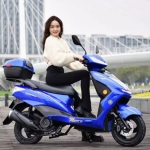 国四电喷的尚领迅鹰超级鹰 125 踏板摩托车，燃油车，省油，男女整车可上牌