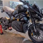 新款电动小猴子 M5 电摩，是一款大功率电动车，男女通用，为双人两轮跑车设计，配备 72V 电源