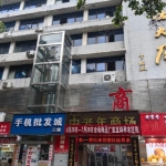 华冶大厦二层有商铺出租，面积为 1100 平，可分租。商铺内有独立电梯。地处市中心老商圈