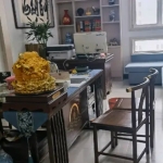 有一套写字楼公寓诚意出售。该公寓地理位置优越，临近高速和高铁