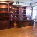 招贤大厦位于人民路新世纪旁，屋内带家具、空调和暖气，靠近友谊时代广场