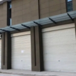 此为临街商铺，门前配备停车场，方便顾客停车，为商业经营提供极大便利