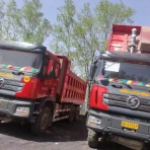 陕汽重卡德龙 X3000 自卸车，可承载 70 吨重物，拥有 460 马力的强劲动力