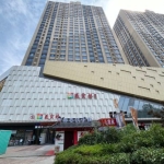 新万达美食林出入口处，有一家美甲美睫店转让。位置绝佳，人流量大