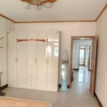 人民路附近，临近岭南小学和十中。中间楼层的 3 室住房，精装修，配备全套家具家电