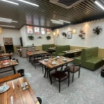 现有铁西大街一处好位置餐饮店转让，其门头宽敞大气