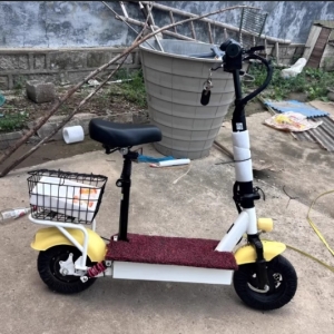 这款建设电动滑板车，适用于成人，可轻松折叠，方便代驾人员携带