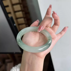 老鳳詳天山冰翠玉镯，白月光下的优雅传奇