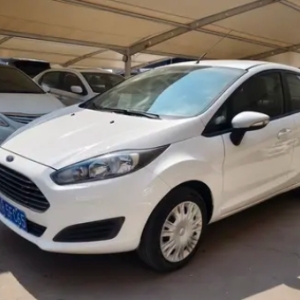 2013 款福特嘉年华三厢版，1.5L 排量手动挡的时尚型汽车