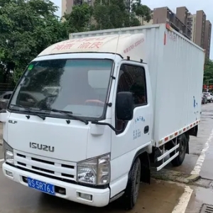 庆铃五十铃旗下的五十铃 100P 载货车，车厢长度为 3.2 米，具备 98 马力