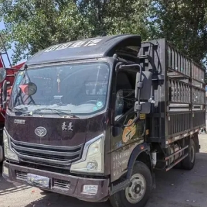 重汽豪曼的豪曼 H3 载货车，拥有 4.2 米长的货箱，且动力达到 143 马力，性能出众