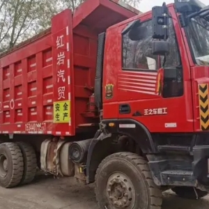 用于工程运输的上汽红岩红岩金刚自卸车，以 380 马力的功率，可轻松承载 60 吨的货物