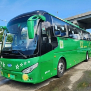 南京金龙的开沃牌客车在 2019 年推出，具备 48 座且为营运性质