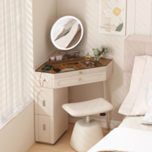 转角处的优雅，法式奶油小型三角化妆桌