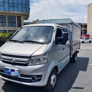 长安跨越牌跨越王载货车，货箱长度为 3.1 米，具备 112 马力。