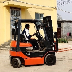 低价处理丰田叉车，是 2 吨的电动二手堆高车