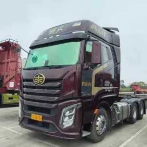 一汽解放的解放 J6P 牵引车，能够承载 40 吨的重量，拥有 560 马力