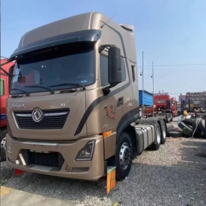 东风商用车的东风天龙 KL 牵引车，载重 40 吨，马力 465