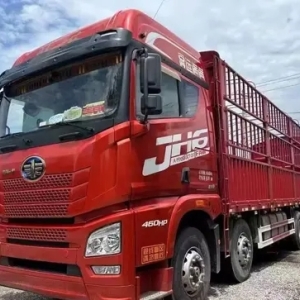 青岛解放的解放 JH6 载货车，车长 9.6 米，拥有 460 马力