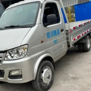 长安跨越的跨越王载货车，拥有3.2米货箱以及88马力。