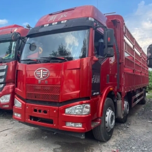 一汽解放的解放 J6P 载货车，车厢长 9.6 米，马力为 280 匹