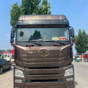 青岛解放的解放 JH6 载货汽车，拥有 9.6 米的货箱以及 460 马力的动力