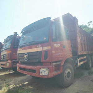 福田欧曼旗下的欧曼 ETX 自卸车，载重量为 15.37 吨，拥有 400 马力强劲动力