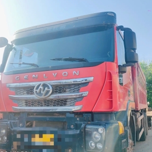 上汽红岩杰狮自卸车，拥有 433 马力的强劲动力，额定载重可达 12.37 吨，具备强大的运输能力，能轻松应对各种复杂的作业环境