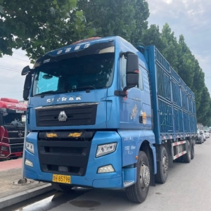 福田欧曼的欧曼 EST 载货车，车长 9.6 米，拥有强劲的 500 马力