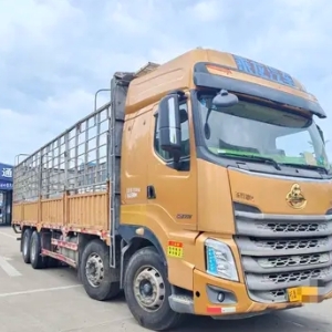 东风柳汽乘龙 H7 载货车，车厢长度达 9.6 米，拥有 350 马力的强劲动力