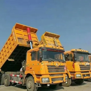 陕汽重卡德龙 F3000 自卸车，拥有 380 马力，可载重 60 吨