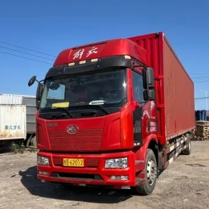 一汽解放的解放 J6L 载货车，车厢长度为 9.7 米，拥有 240 马力的强劲动力