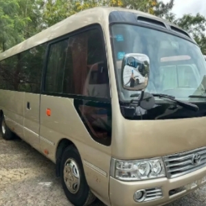 2007 款丰田考斯特柴油客车，4.2T 手动挡，座位数为 30 座或 20 座，原装外摆门设计