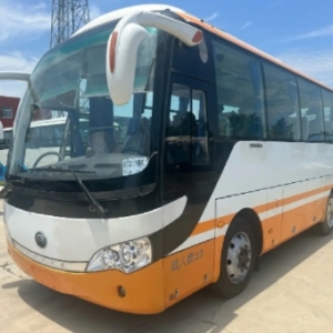 宇通品牌的 33 座旅游团体客车，为非营业用车，达到国四标准