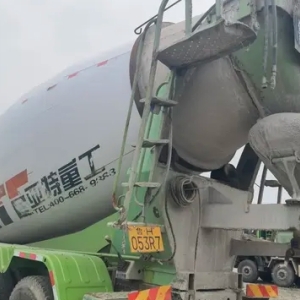 搅拌运输车，原版 18 方亚特，手续齐全。来电即享优惠，机不可失